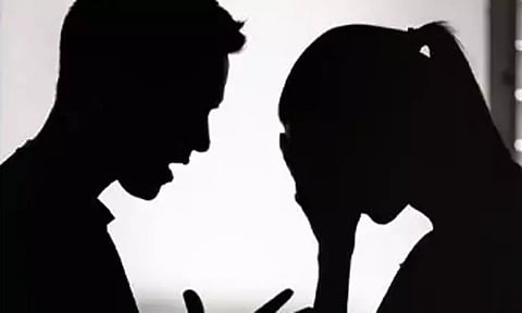 தகராறில் பிரிந்த தம்பதி.. திருமண நாளன்று கணவன் எடுத்த விபரீத முடிவு