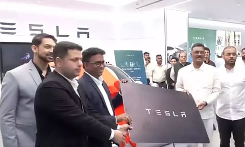 இந்தியாவில் முதல் மின்சார காரை டெலிவரி செய்தது டெஸ்லா நிறுவனம்