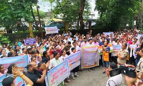 அரசுக்கு எதிராக போராடிய 25 பேர் பணி நீக்கம்.. ராஜினாமா செய்த 14 ஆயிரம் ஊழியர்கள்