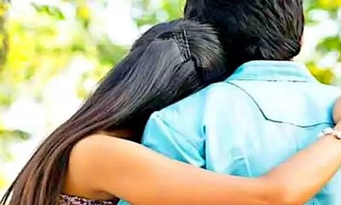 இளம்பெண்ணிடம் பேச விடாமல் தடுத்த தாய்.. கொத்தனார் செய்த கொடூர செயல்