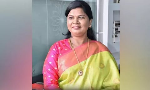 பெண்ணிடம் 4 சவரன் நகை திருட்டு - ஊராட்சி மன்றத் தலைவர் கைது