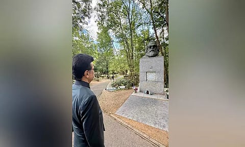 இங்கிலாந்து: கார்ல்மார்க்ஸ் நினைவிடத்தில் முதல்-அமைச்சர் மு.க.ஸ்டாலின் செவ்வணக்கம்