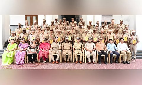 46 சிறந்த காவல் நிலைய அதிகாரிகளுக்கு முதல்-அமைச்சர் விருதுகள்: தமிழக டிஜிபி வழங்கினார்