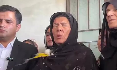 பாகிஸ்தான் முன்னாள் பிரதமர் இம்ரான்கான் சகோதரி மீது முட்டை வீச்சு