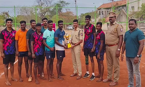 காவலர் தினம்: வாலிபால் போட்டியில் வெற்றி பெற்ற அணிக்கு கேடயம்- ஏ.எஸ்.பி. வழங்கினார்