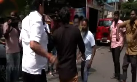 “கத்தியால் வெட்டினார்” - ‘ஏர்போர்ட்’ மூர்த்தி மீது விடுதலை சிறுத்தைகள் கட்சியினர் புகார்