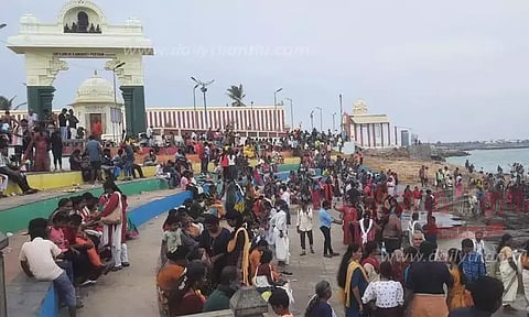 தொடர் விடுமுறை: குமரியில் 3 நாட்களில் 34 ஆயிரம் சுற்றுலா பயணிகள் படகில் பயணம்