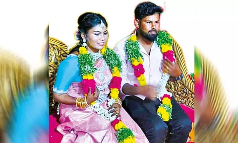 பாலத்தில் பைக் மோதி விபத்து; பள்ளத்தில் தூக்கி வீசப்பட்டு புதுப்பெண் பலி - கணவர் படுகாயம்