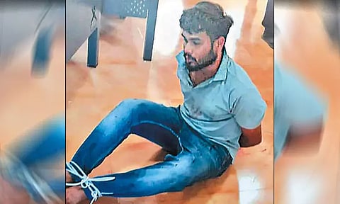 அதிர்ச்சி சம்பவம்: தேர்வு எழுதவிடாமல் தடுத்ததால் ஆத்திரம்.. பேராசிரியரை கத்தியால் குத்திய எம்.டெக். மாணவர்