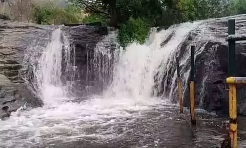 கும்பக்கரை அருவியில் வெள்ளப்பெருக்கு - சுற்றுலா பயணிகள் குளிக்க தடை