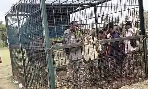 “பெயளரவுக்கு கூண்டு வைத்துவிட்டு சென்றுவிடுவதா..” - வனத்துறை அதிகாரிகளை புலி கூண்டில் அடைத்த கிராம மக்கள்