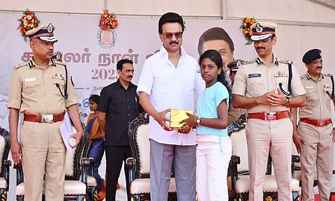 காவலர் நாள் விழா: போட்டியில் வென்ற மாணவர்களுக்கு மு.க.ஸ்டாலின் பரிசு வழங்கினார்