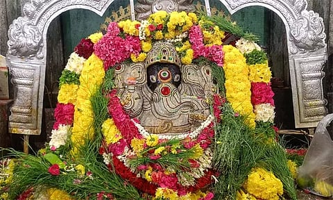 சாலை விநாயகர் முத்தங்கி அலங்காரத்தில் பக்தர்களுக்கு அருள்பாலித்த காட்சி.