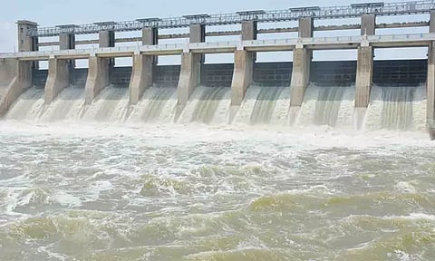 கிருஷ்ணகிரி கே.ஆர்.பி. அணையில் ஒரே குடும்பத்தை சேர்ந்த 4 பேர் தற்கொலை முயற்சி; 2 பேர் பலி