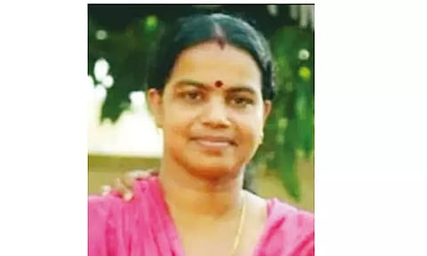 மகளை வழியனுப்பி வைத்த பெண் அதே ரெயிலில் சிக்கி பலி; கணவன் கண் எதிரே பரிதாபம்