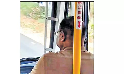 செல்போனில் பேசிக்கொண்டே அரசு பஸ்சை இயக்கிய டிரைவர்: பயணிகள் அச்சம்