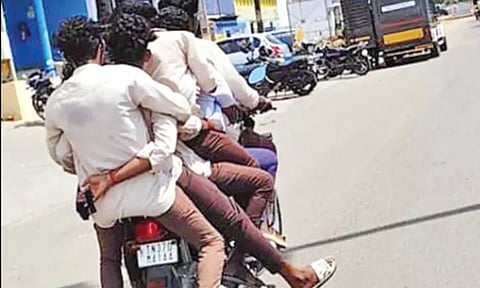 ஒரே பைக்கில் பயணம் செய்த 6 கல்லூரி மாணவர்கள்; சமூக வலைதளங்களில் வீடியோ வைரல்