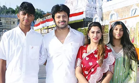 திருப்பதி கோவிலில் சாமி தரிசனம் செய்த நடிகர் ஸ்ரீகாந்த்