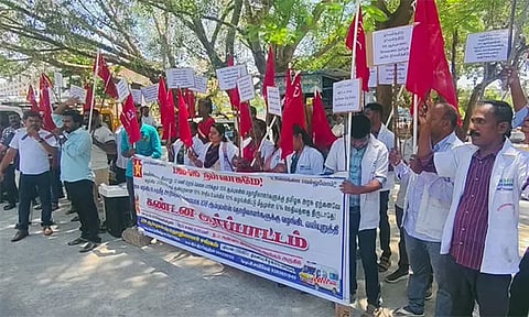 நாகர்கோவில்: 30 சதவீத ஊதிய உயர்வு கோரி 108 ஆம்புலன்ஸ் பணியாளர்கள் ஆர்ப்பாட்டம்