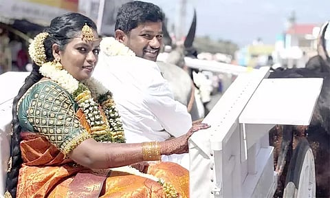 பொள்ளாச்சி அருகே 5 கி.மீ தூரம் மாட்டுவண்டியில் ஊர்வலமாக வீட்டிற்கு சென்ற மணமக்கள்