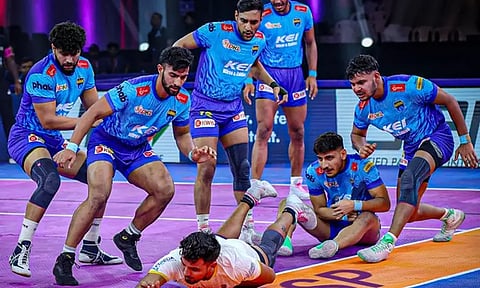 புரோ கபடி லீக்: பெங்கால் வாரியர்ஸ் அணியை வீழ்த்தி தமிழ் தலைவாஸ் வெற்றி