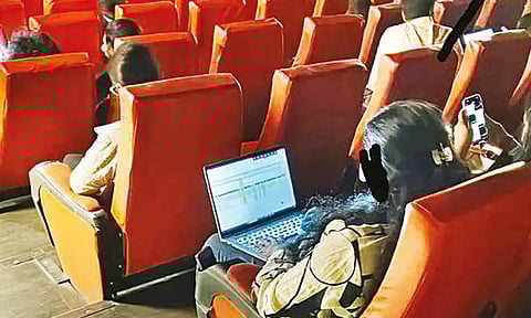 தியேட்டரில் இருந்துகொண்டே லேப்டாப்பில் வேலை பார்த்த ஐ.டி. பெண் ஊழியர்