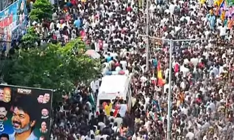 அ.தி.மு.க. கூட்டத்தை தொடர்ந்து த.வெ.க. கூட்டத்திலும் நுழைந்த ஆம்புலன்ஸ்