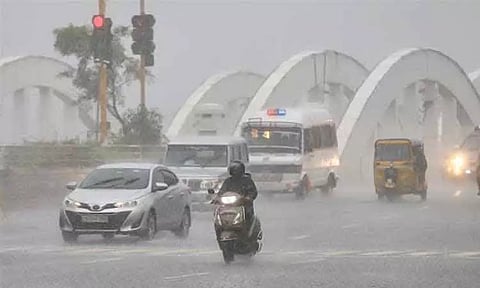 அதிகாலையிலேயே சென்னையின் பல்வேறு பகுதிகளில் வெளுத்து வாங்கும் கனமழை!