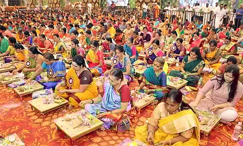 ஆன்மிக கலாசார மாநாடு: திருவண்ணாமலையில் 1008 பெண்கள் பங்கேற்ற மங்கள விளக்கு பூஜை