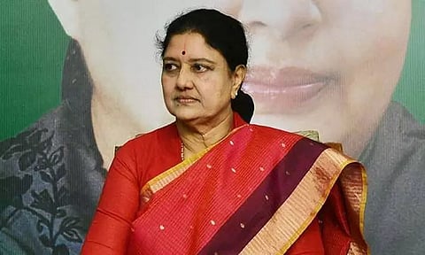 அரசுக்கு நிதி நெருக்கடி: முதல்-அமைச்சரின் வெளிநாட்டு பயணம் வீண் - சசிகலா