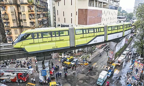 மும்பை: திடீர் கோளாறால் அந்தரத்தில் நின்ற மோனோ ரெயில் - பயணிகள் மீட்பு