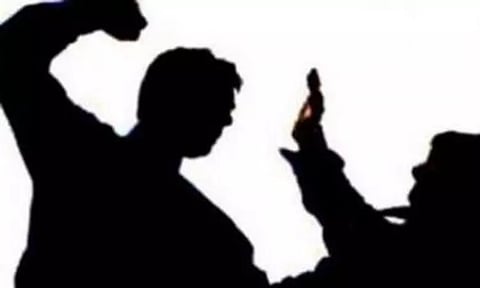 அரசு பள்ளியில் அதிர்ச்சி சம்பவம்.. காலாண்டு தேர்வு வினாத்தாள் கேட்டு ஆசிரியர்கள் மீது தாக்குதல்