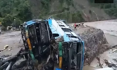 இமாசல பிரதேசத்தில் விடிய விடிய பெய்த கனமழை: வெள்ளத்தில் அடித்து செல்லப்பட்ட வாகனங்கள், மூழ்கிய பஸ் ஸ்டாண்ட்