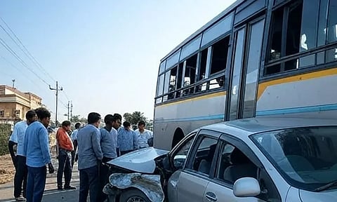 பிறந்த நாளில் சோகம்: அரசு பஸ்-கார் மோதல்; பேராசிரியர் பலி