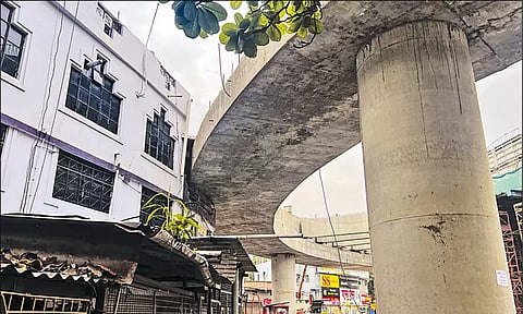 மும்பை: வீட்டின் மீது கட்டப்பட்ட மேம்பாலத்தால் சர்ச்சை