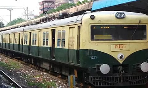 சென்னை பூங்கா ரெயில் நிலையத்தில் தவறி விழுந்த முதியவரை காப்பாற்றிய ஆர்.பி.எப். வீரர்