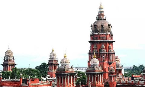 ஆசிரியர்களுக்கான போட்டி தேர்வை ஒத்திவைக்கக் கோரி மனு: தேர்வு வாரியம் பரிசீலிக்க ஐகோர்ட் உத்தரவு