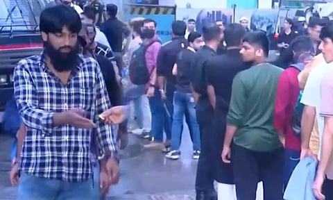 மும்பையில் நீண்ட வரிசையில் காத்திருந்து ஐபோனை வாங்கி சென்ற இளைஞர்கள்