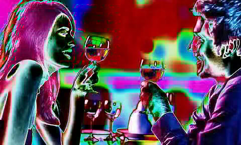 அறையில் காதலனுடன் சேர்ந்து மதுகுடித்த இளம்பெண்... கழிவறைக்கு சென்றபோது ஏற்பட்ட விபரீதம்