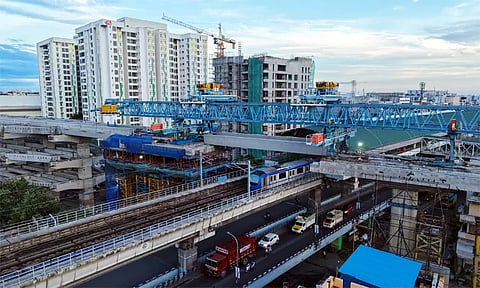 வடபழனி மெட்ரோ ரெயில் மேம்பாலத்தில் பிரமாண்ட இணைப்பு பாலம்: மெட்ரோ நிர்வாகம் சாதனை