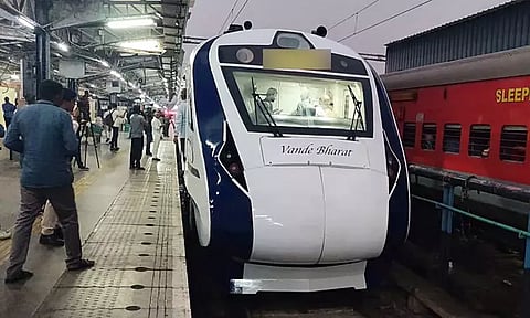 சென்னை வந்தே பாரத் எக்ஸ்பிரஸ் ரெயில் 4 மணி நேரம் தாமதம்; பயணிகள் அவதி