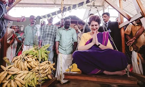 கேரளாவில் உள்ள மகாவிஷ்ணு கோவிலில் பிரியங்கா காந்தி துலாபாரம்