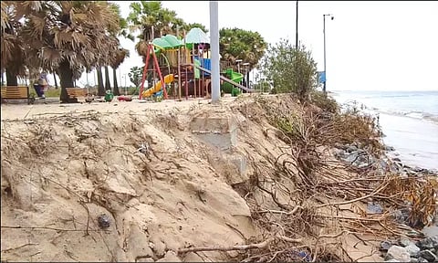 குலசேகரன்பட்டினத்தில் தொடரும் கடல் அரிப்பு: மக்கள் அச்சம்