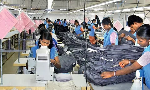 தீபாவளி பண்டிகை: திருப்பூரில் உள்நாட்டு ஆடை தயாரிப்பு தீவிரம்