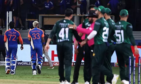 இந்தியா - பாகிஸ்தான் ஆட்டம்: கை குலுக்குவது மீண்டும் தவிர்ப்பு