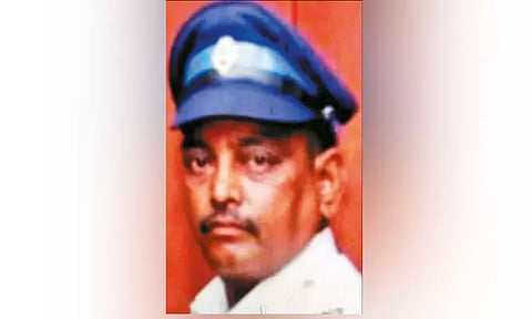 சென்னை அருகே கன்டெய்னர் லாரி மோதி போக்குவரத்து போலீஸ்காரர் பலி