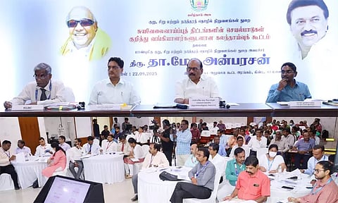 பொருளாதாரத்தை உயர்த்தும் திட்டங்களுக்கு வங்கிகள் முன்னுரிமை அளிக்க வேண்டும்: அமைச்சர் வேண்டுகோள்