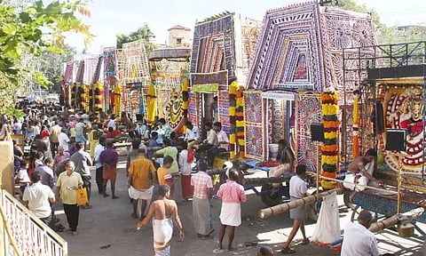 பாளையங்கோட்டை ராமசாமி கோவில் திடலில் அணிவகுத்த அம்மன் சப்பரங்கள்