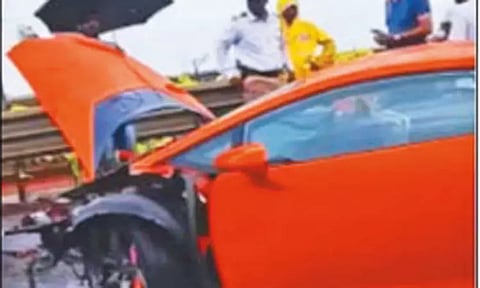 சினிமா காட்சிகளை மிஞ்சும் வகையில்.. சாலையில் சறுக்கி சென்று விபத்தில் சிக்கிய ரூ.5 கோடி சொகுசு கார்