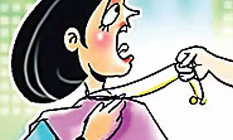 தென்காசியில் நர்சிடம் நகை பறிக்க முயன்ற உதவி தலைமை ஆசிரியர் கைது